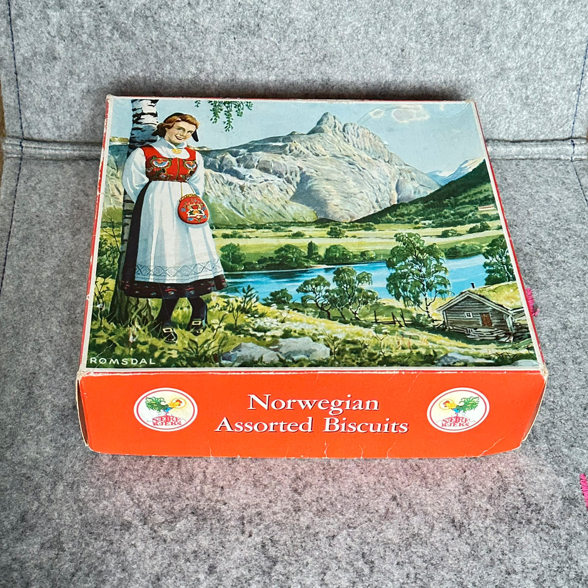 Gammel SÆTRE KJEKS eske i kartong fra 1946