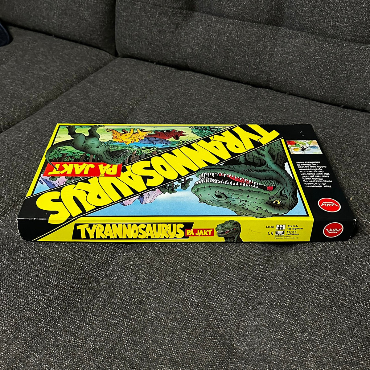TYRANNOSAURUS PÅ JAKT (1990) - Komplett og Som ny !