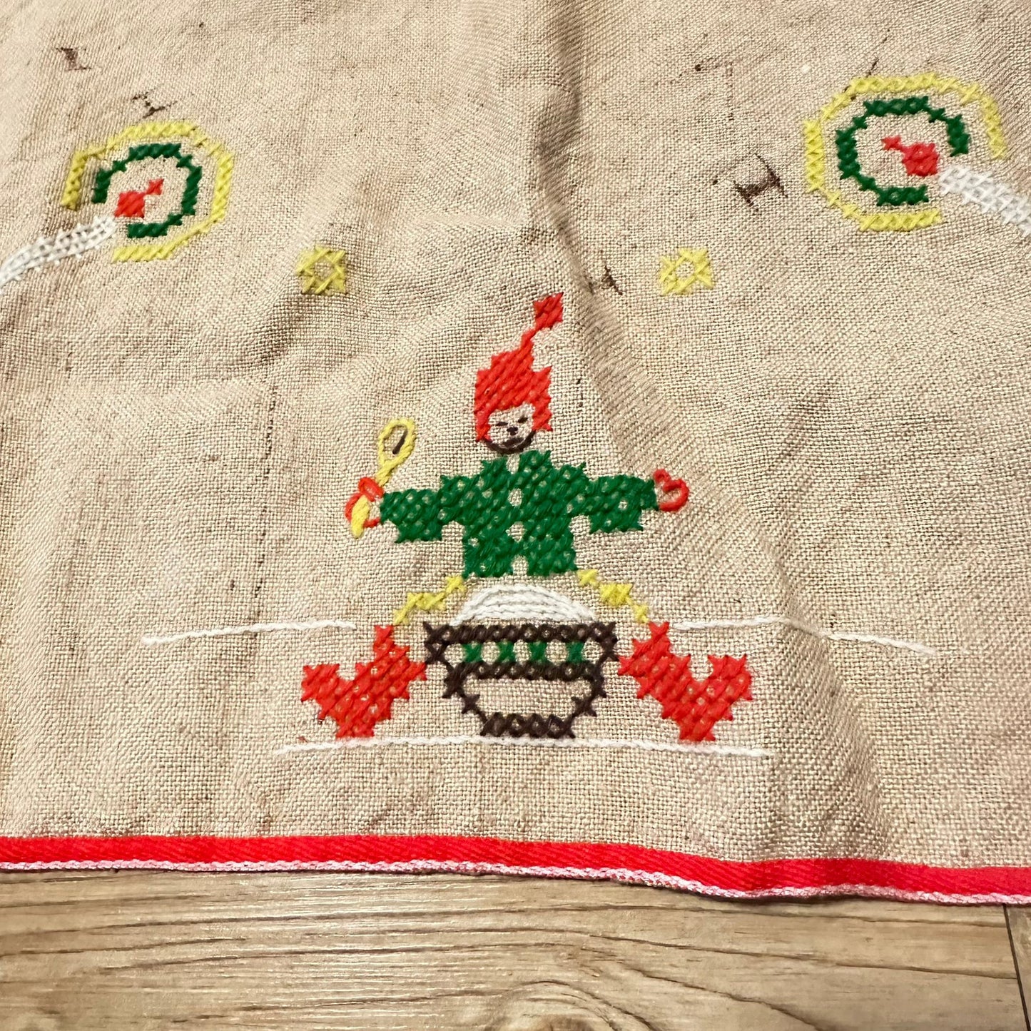 Håndbrodert juletreteppe / juletrematte