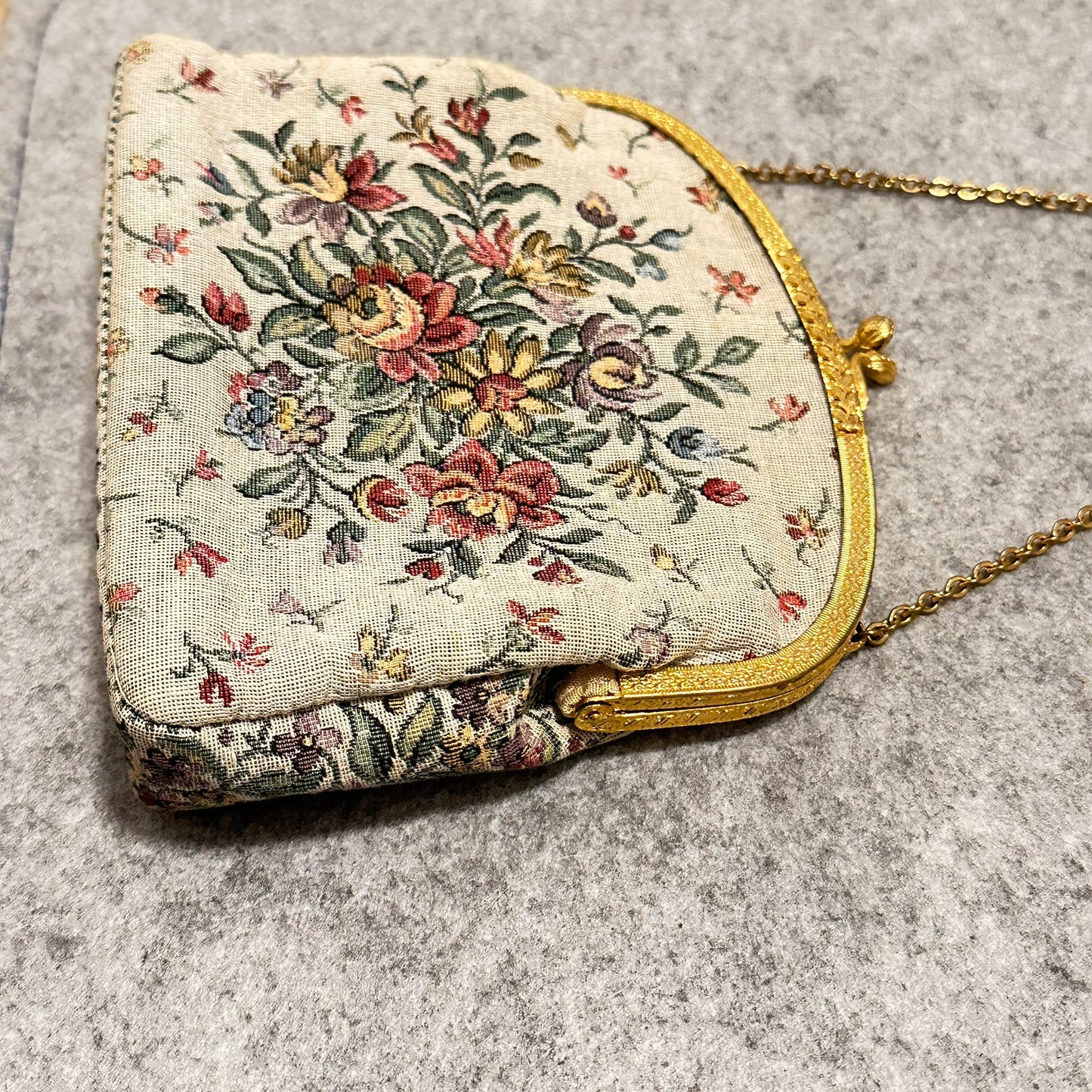 Vintage selskapsveske i tekstil med blomster. I flott stand