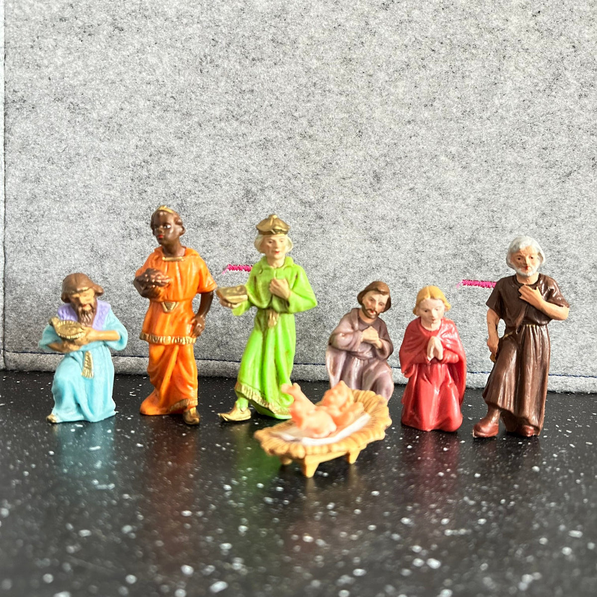 Gammel og stor Julekrybbe i tre med figurer i plast
