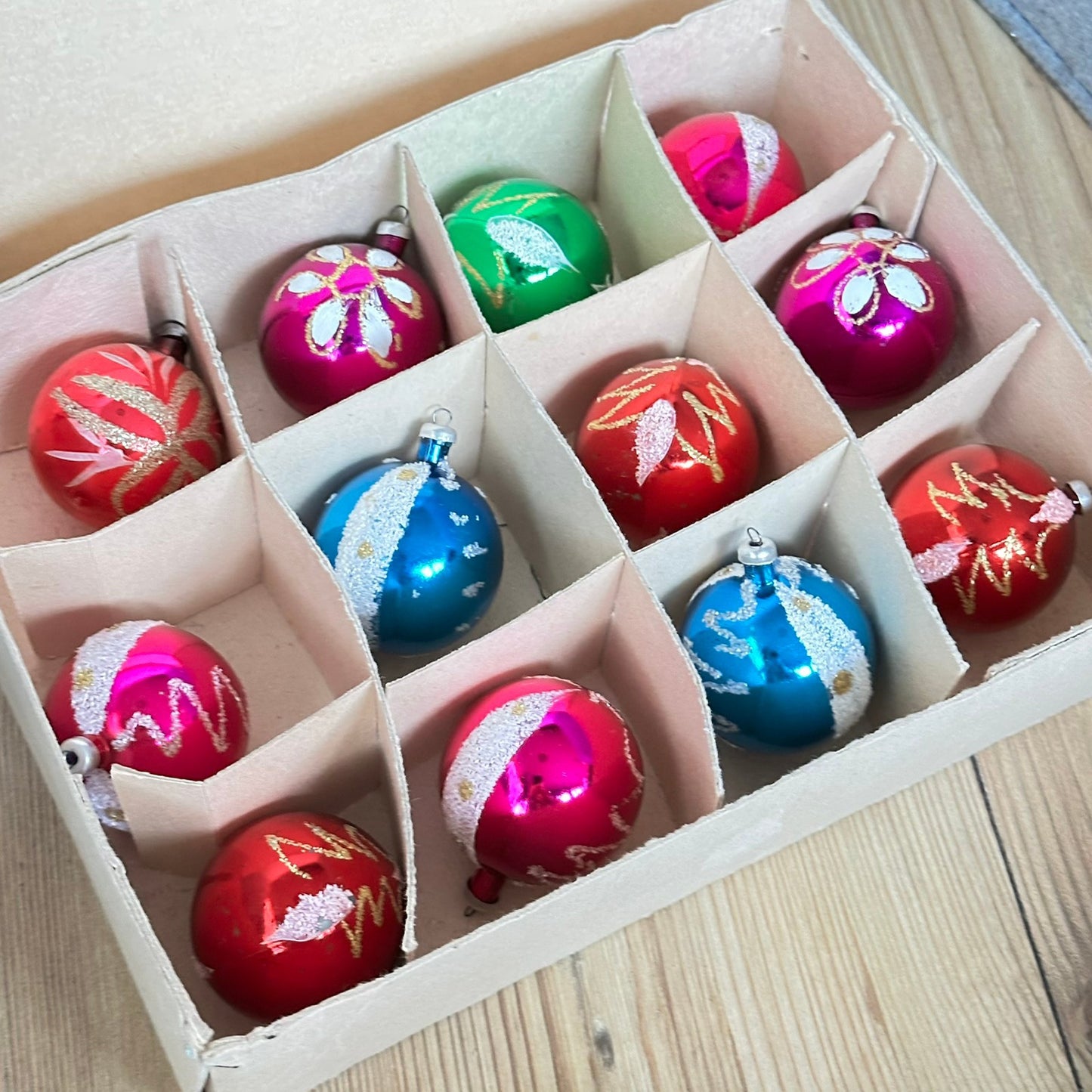 Eske med 12 gamle julekuler i glass, dekorerte