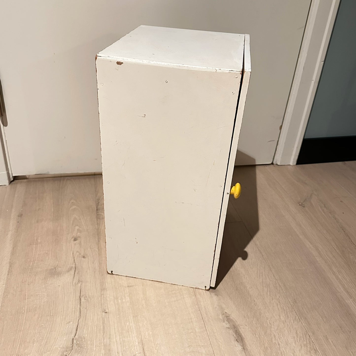 Gammelt klesskap / garderobe fra BRIO (passer til feks Barbie) fra 1960-talley