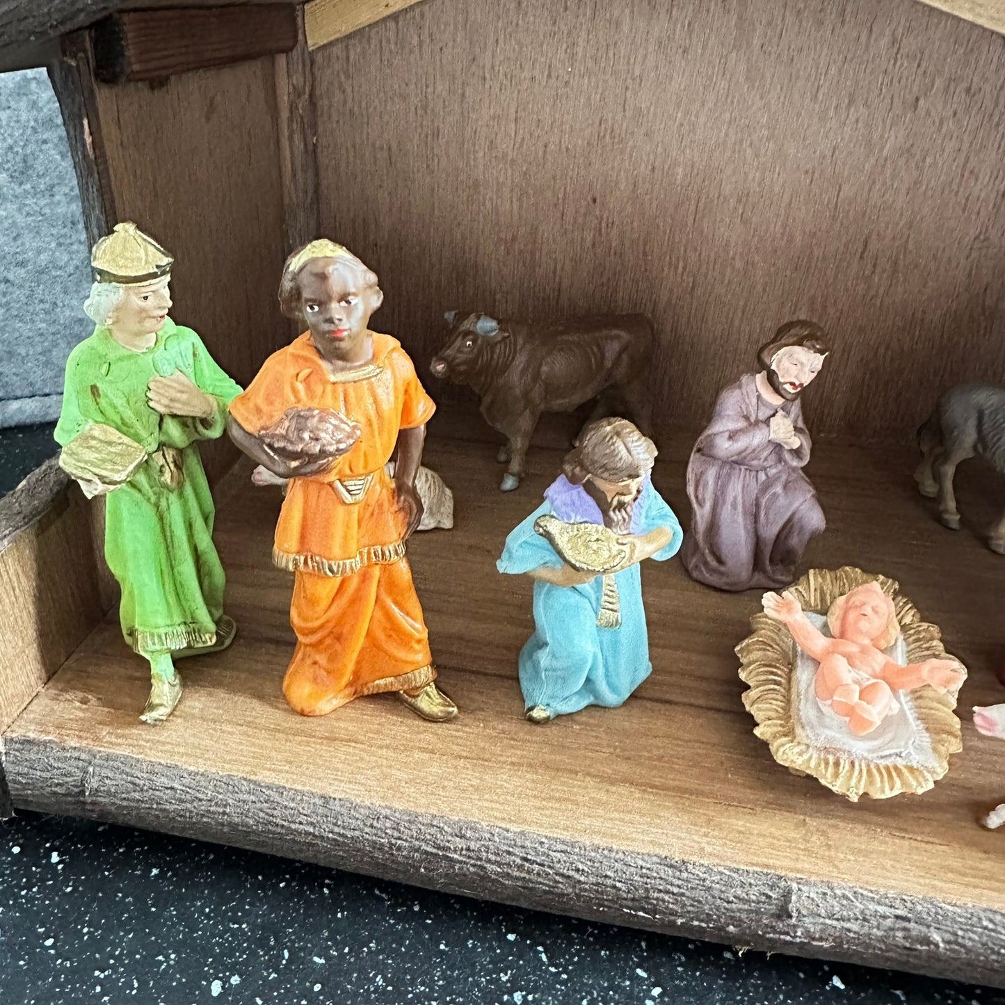 Gammel og stor Julekrybbe i tre med figurer i plast