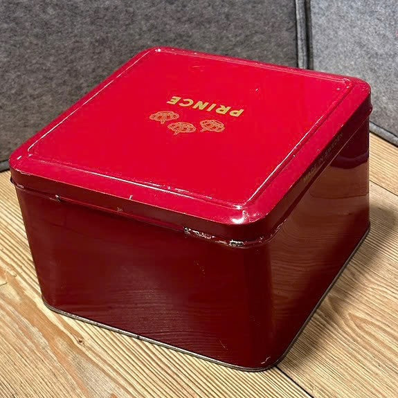 PRINCE sigaretter, gammel metallboks fra 1960-1970 tallet (made in Sweden)