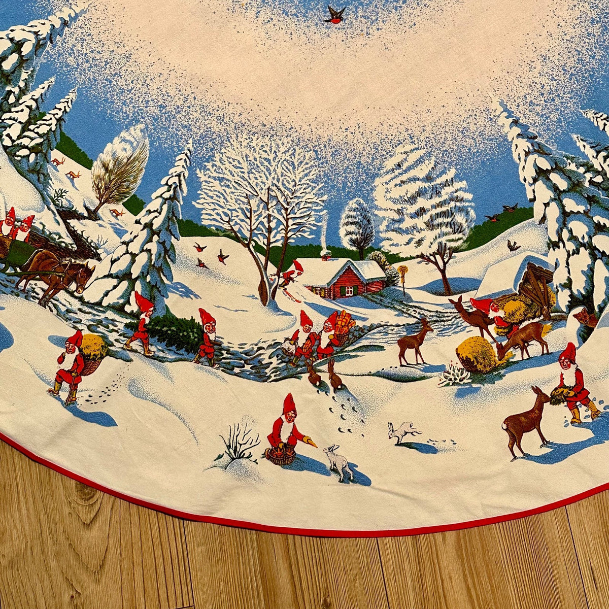 Stor flott juleduk med nydelig nissemotiv - vintage (Ø: 153cm)