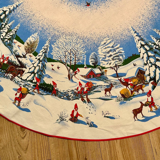 Stor flott juleduk med nydelig nissemotiv - vintage (Ø: 153cm)