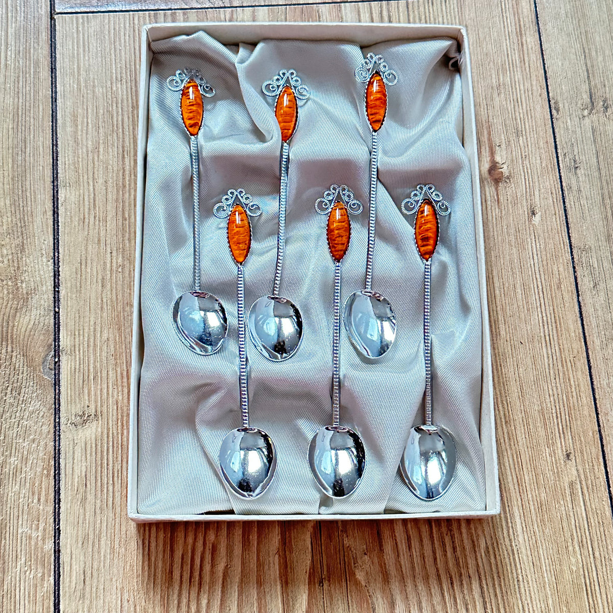 6 stk unike kaffeskjeer med rav i original eske - vintage