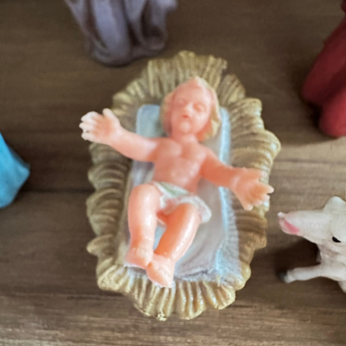 Gammel og stor Julekrybbe i tre med figurer i plast