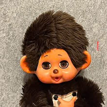 Monchhichi, 35cm, i brun pels med originale klær (1980-tall)