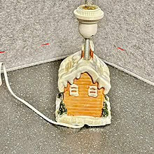 Bordlampe med stilig pepperkakehus og snømann i keramikk
