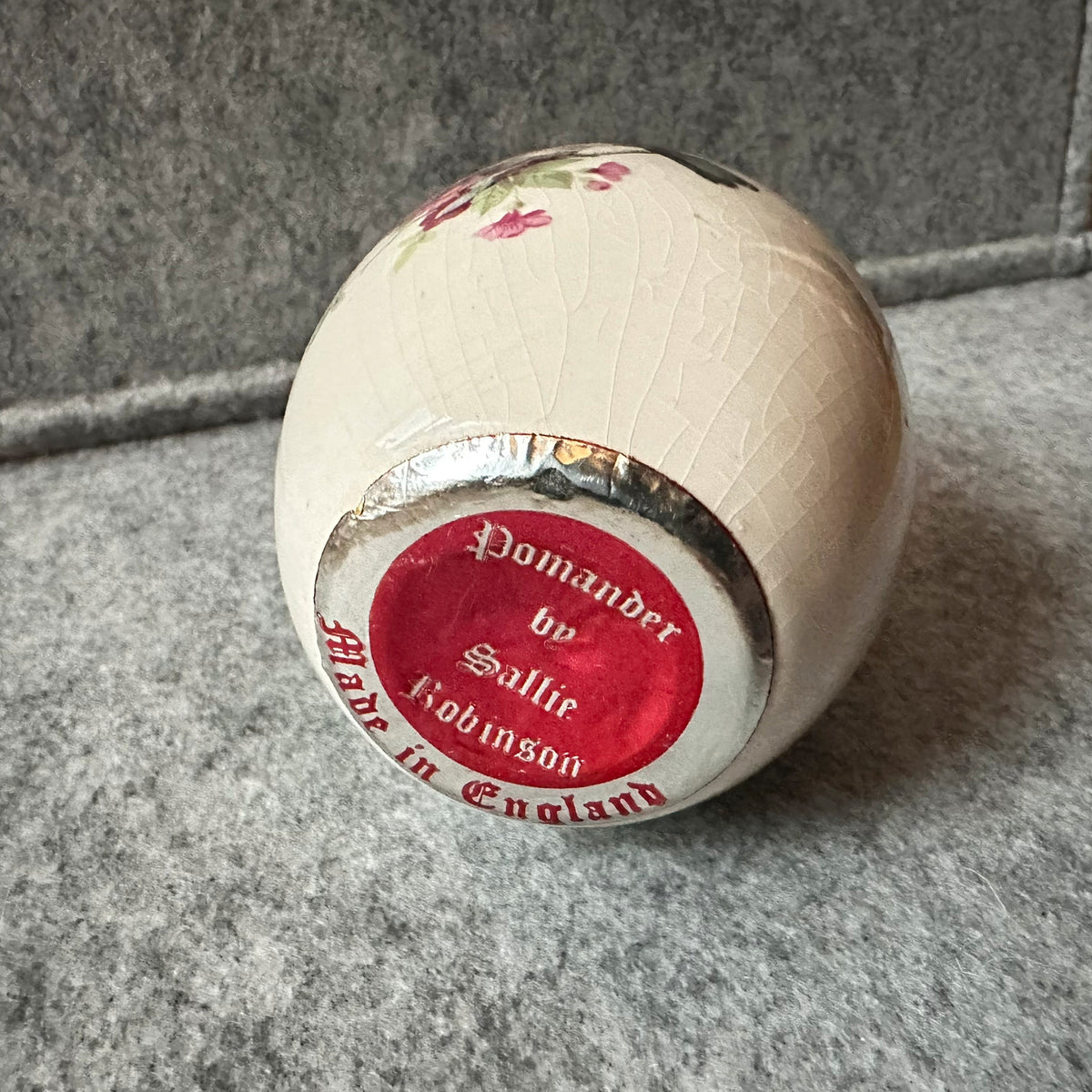 Vintage dekorativt egg Pomander med blomster og fugler.