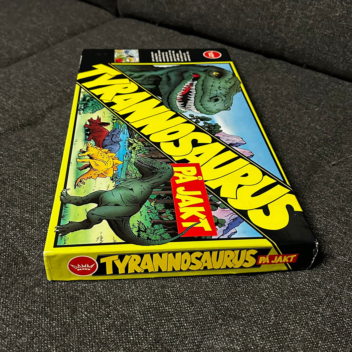 TYRANNOSAURUS PÅ JAKT (1990) - Komplett og Som ny !