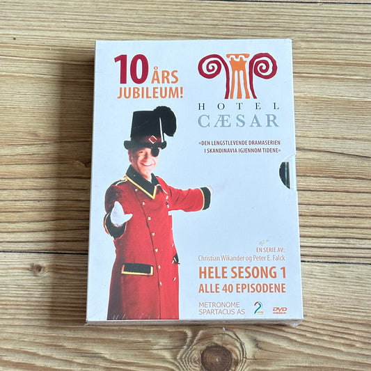 Hotel Cæsar hele sesong 1, - 10 års jubileum (DVD) - Ny i plast !