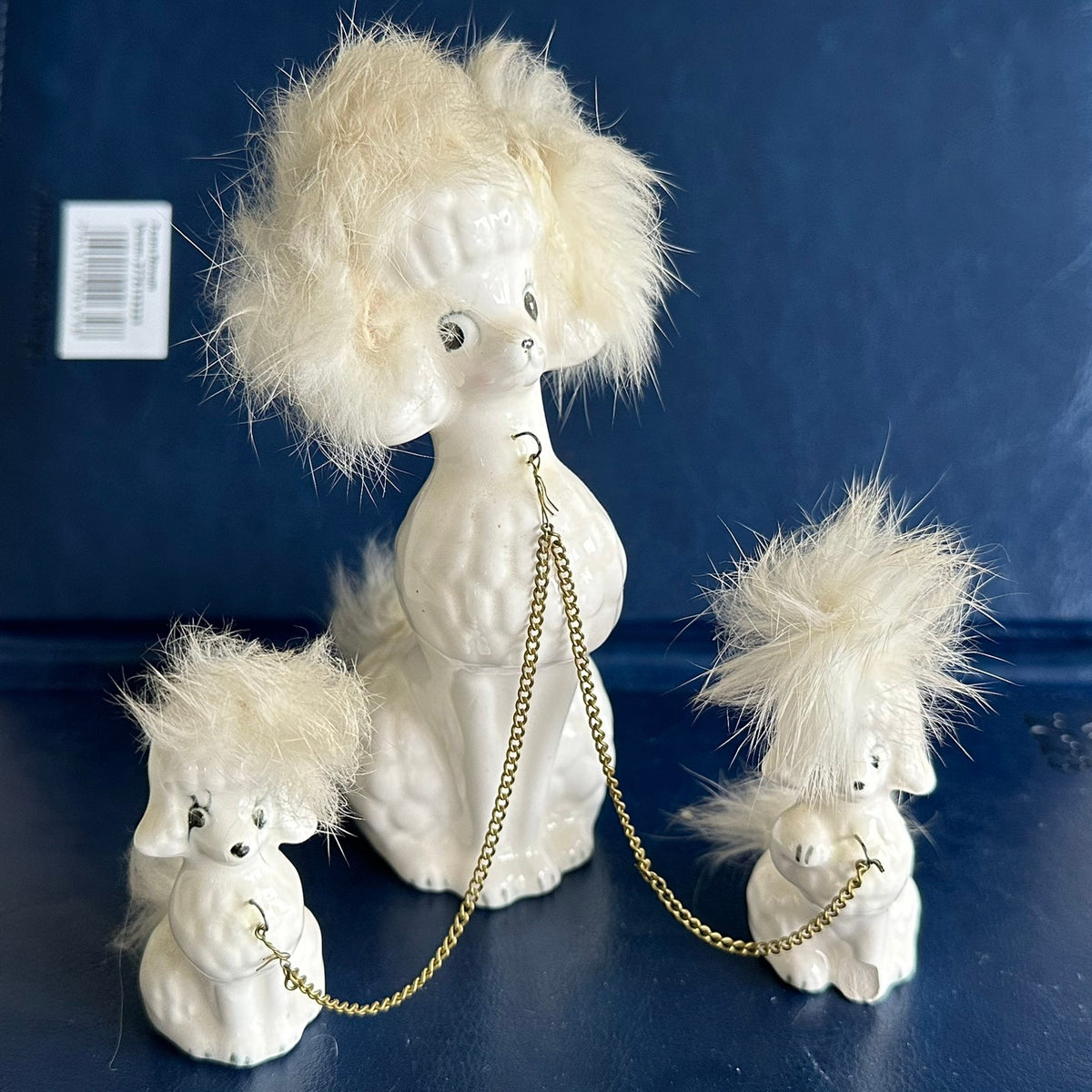 Hund i porselen med to valper i bånd (1950-tall)
