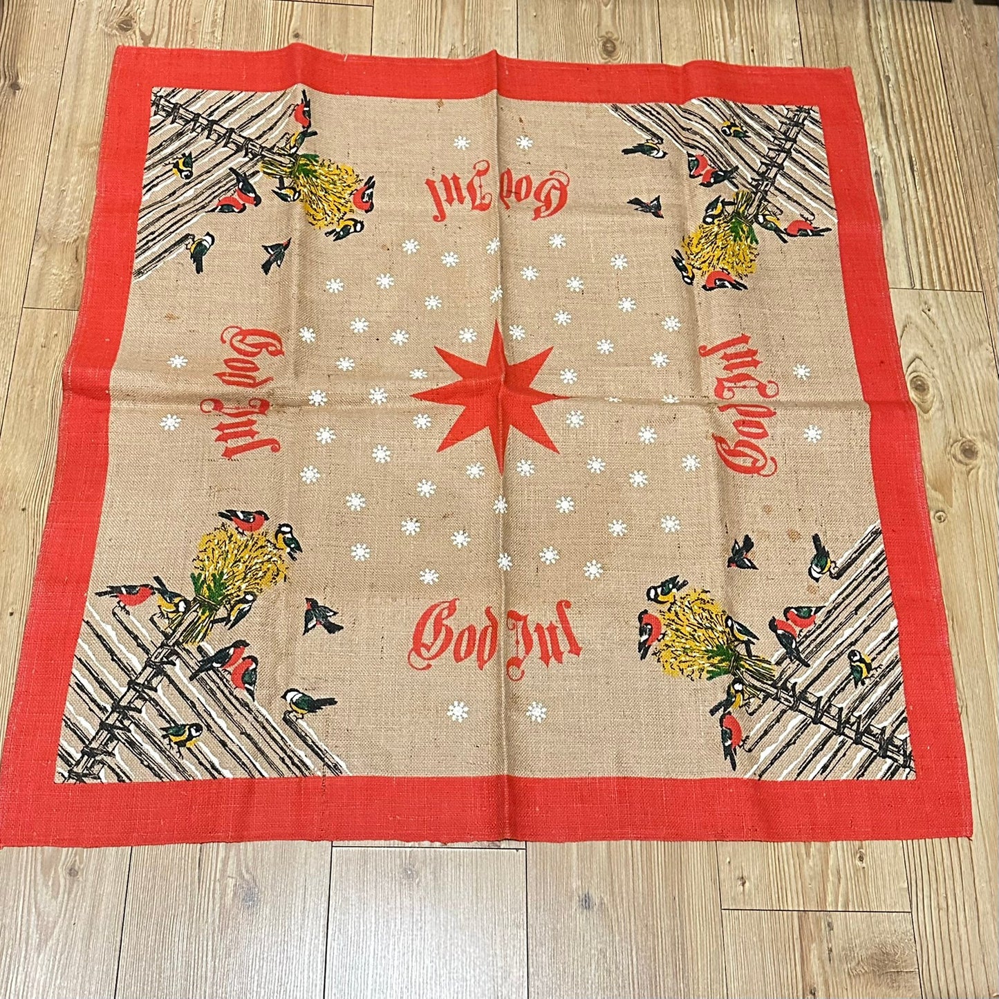 Vintage Juletreteppe i jute / strie med dompap og gulmeis