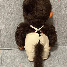 Monchhichi, 35cm, i brun pels med originale klær (1980-tall)