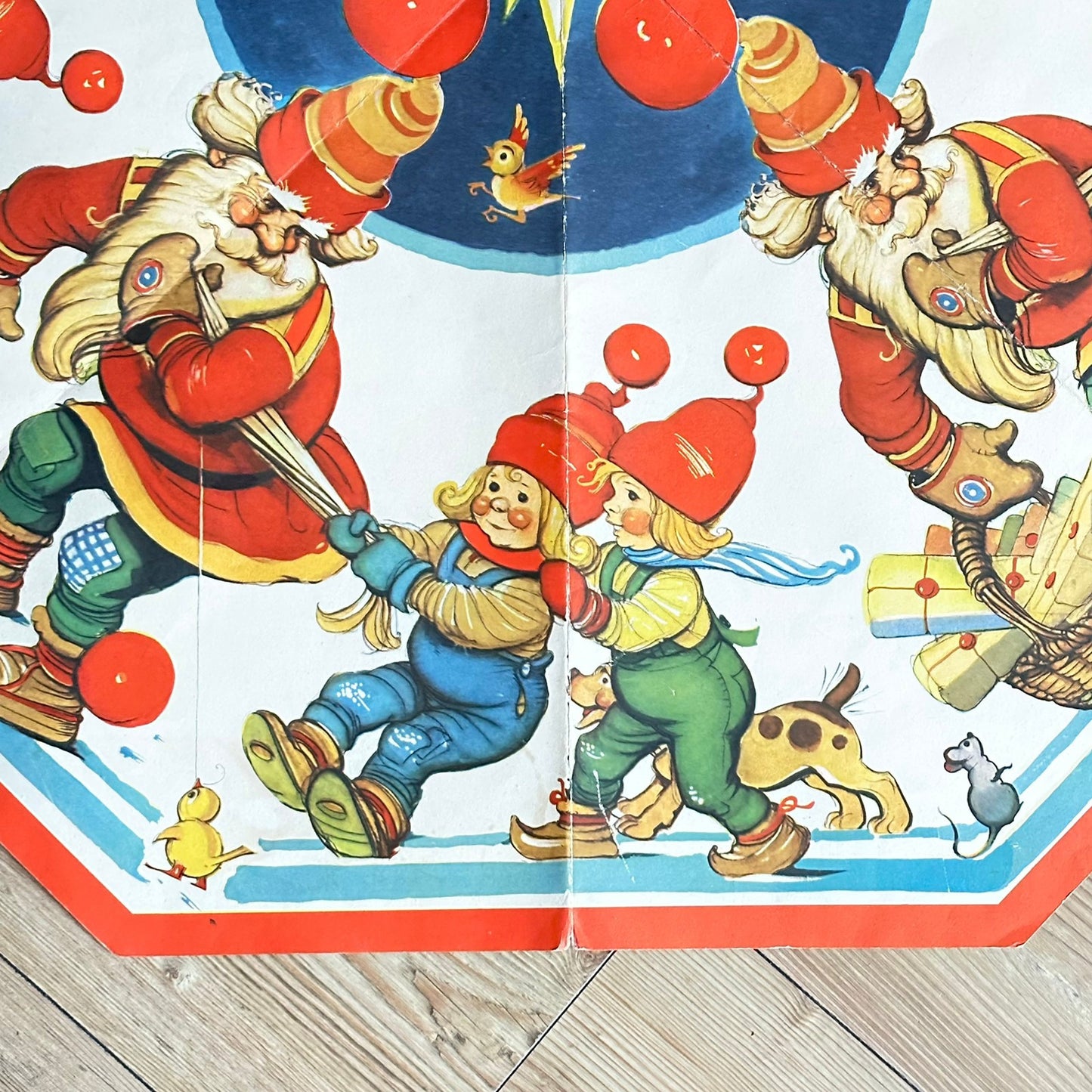 Gammel julepynt i papir (85,5 x 85,5cm)