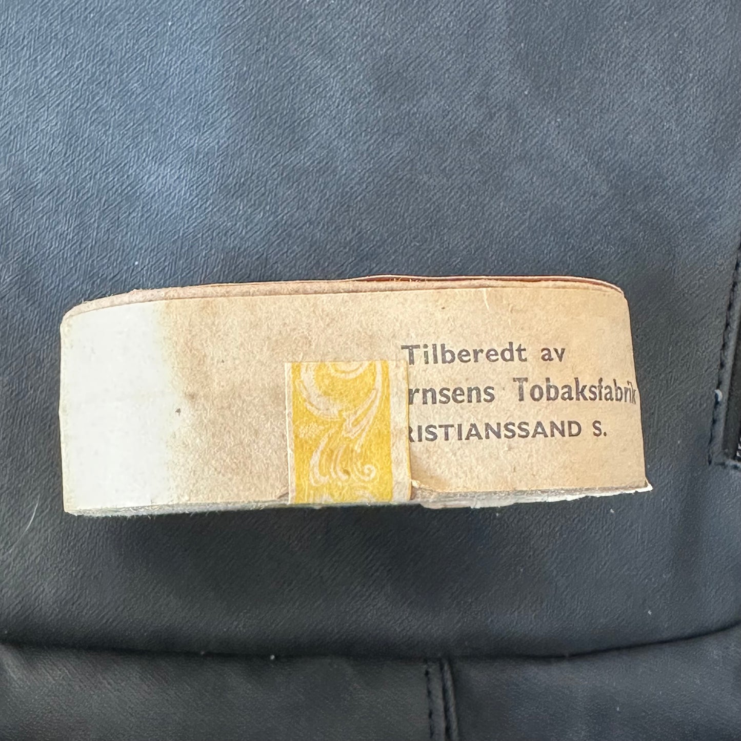 Gammel boks med vi NORSK TOBAKK