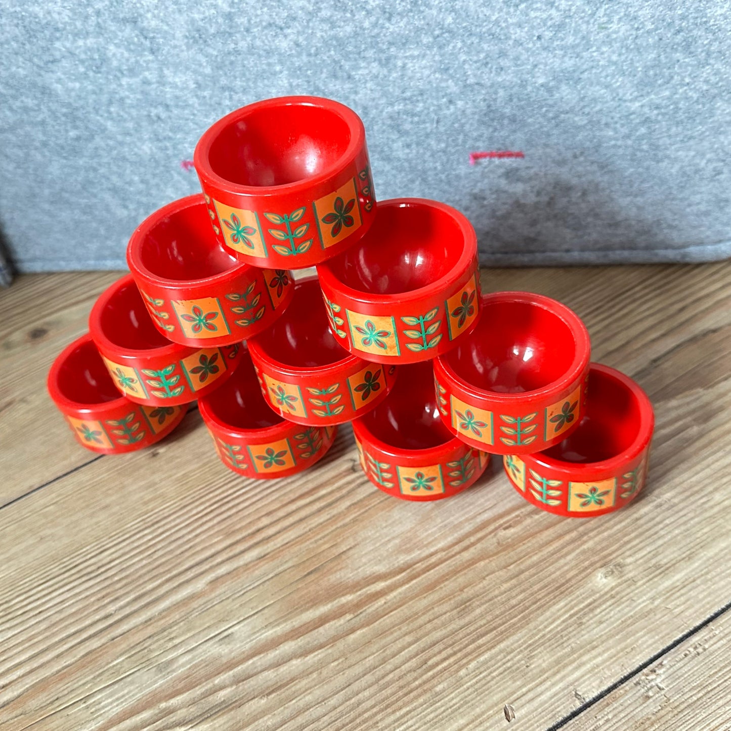Vintage 10 stk eggeglass i hardplast med nostalgisk dekor