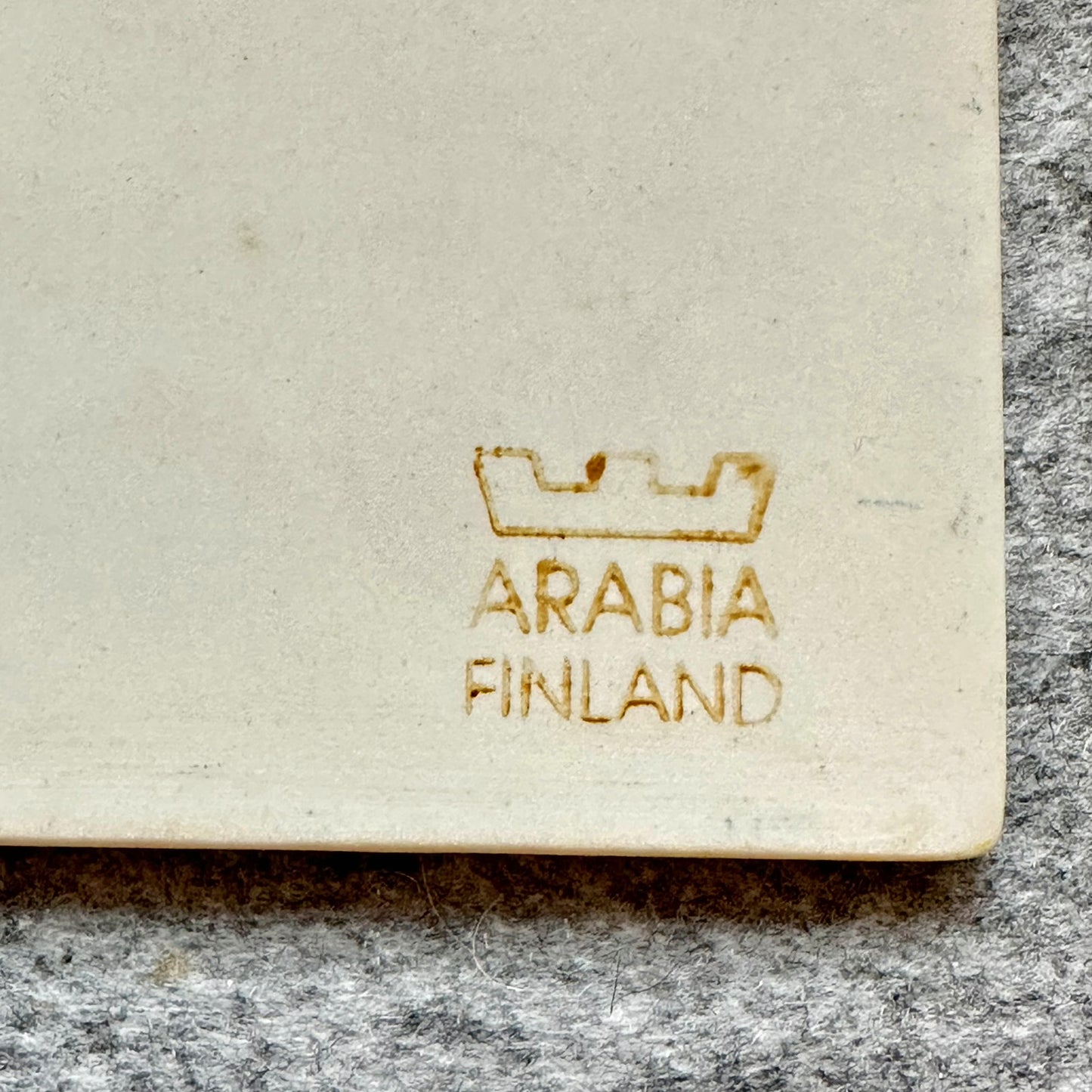 Flott signert flise av Helja Liukko -Sundström for ARABIA, Finland (1987)